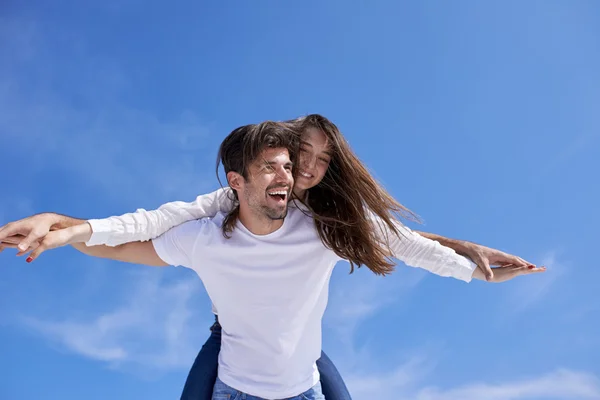 Pareja en casa moderna terraza al aire libre —  Fotos de Stock