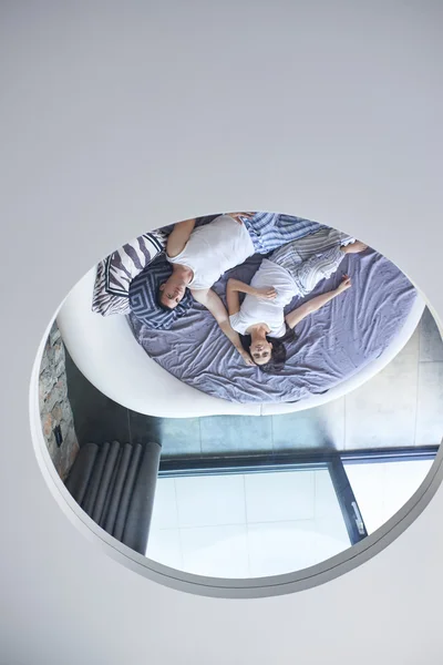 Casal relaxante e se divertindo na cama — Fotografia de Stock