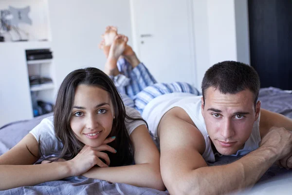 Pareja relajante y divertirse en la cama — Foto de Stock