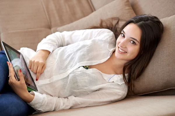 Mulher em casa usando tablet — Fotografia de Stock