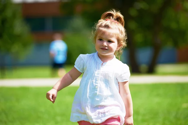 Niña divertirse en el parque — Foto de Stock