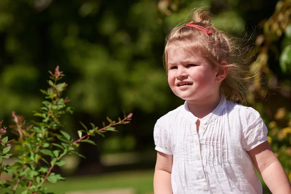 Petite fille avoir du plaisir dans le parc — Photo