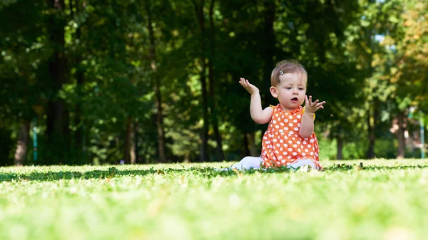Счастливый ребенок в парке — стоковое фото