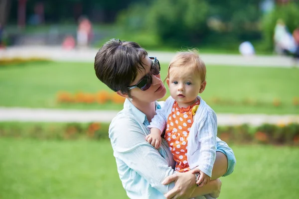 Mère et bébé dans le parc — Photo