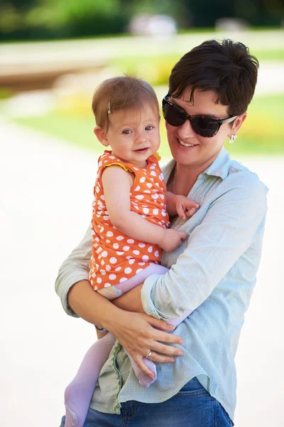 Mãe e bebê no parque — Fotografia de Stock