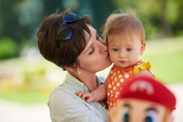 Mère et bébé dans le parc — Photo