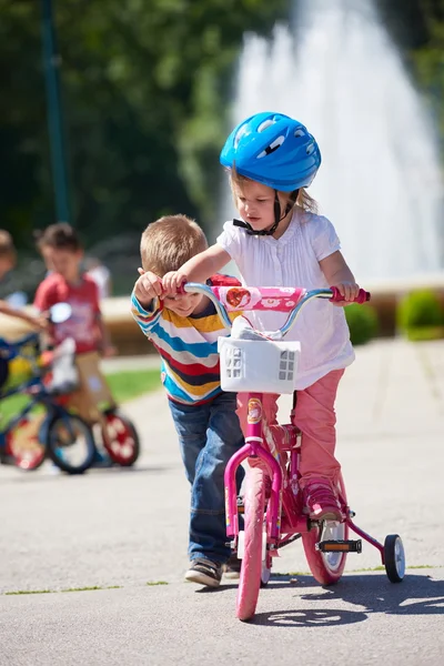 Ragazzo e ragazza nel parco imparare ad andare in bicicletta — Foto Stock