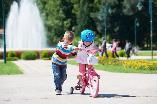 Junge und Mädchen lernen im Park Fahrradfahren — Stockfoto