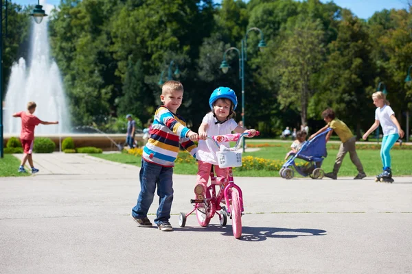 Junge und Mädchen lernen im Park Fahrradfahren — Stockfoto