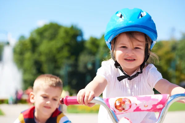 Ragazzo e ragazza nel parco imparare ad andare in bicicletta — Foto Stock