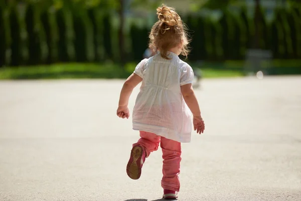 Lilla flickan har roligt i park — Stockfoto