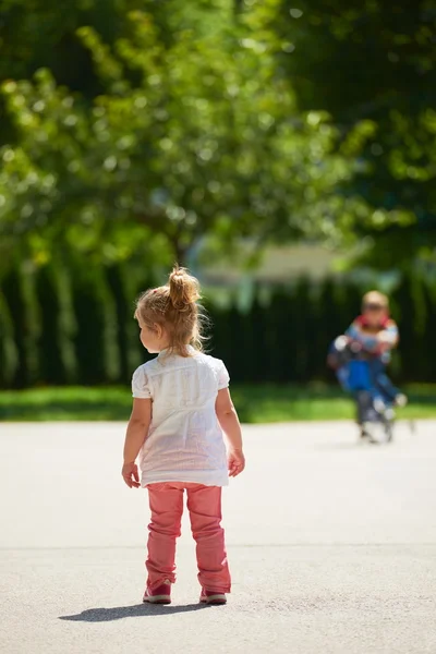 Kleine Mädchen haben Spaß im Park — Stockfoto