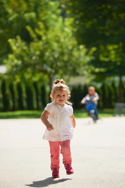 小女孩在公园玩得开心 — 图库照片
