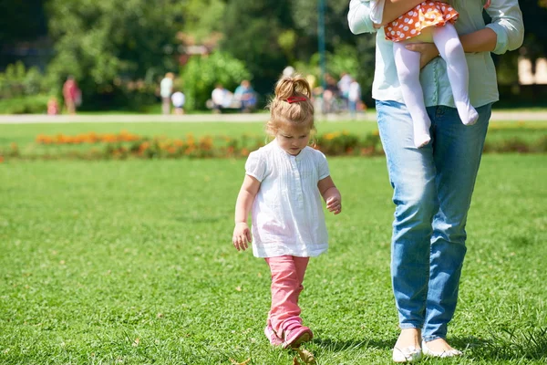 Kleine Mädchen haben Spaß im Park — Stockfoto