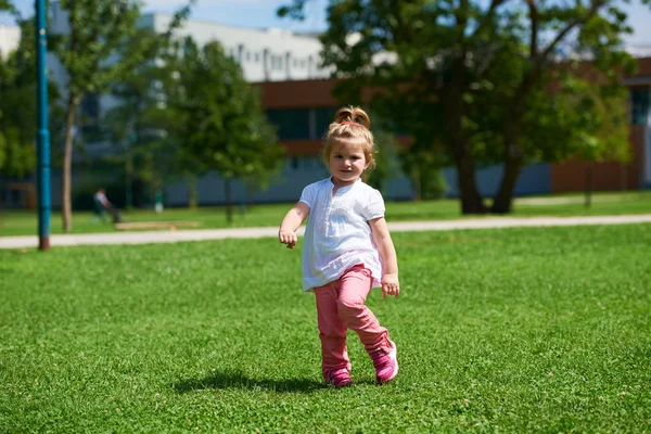 Malá holčička se bavit v parku — Stock fotografie