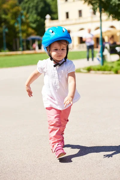Küçük kız parkta eğleniyor — Stok fotoğraf
