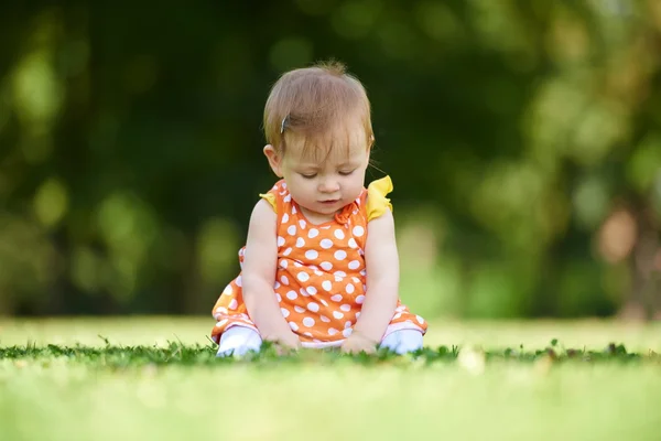 Bebê criança sentado na grama — Fotografia de Stock