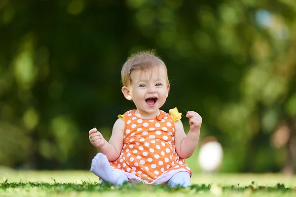 Bébé enfant assis sur l'herbe — Photo