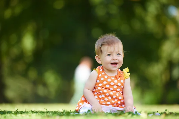 Çimenlerin üzerinde oturan bebek çocuk — Stok fotoğraf