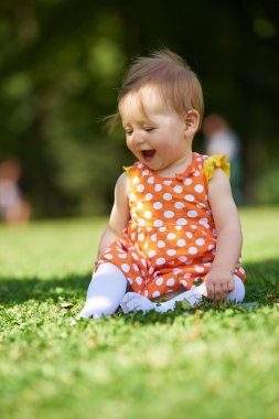 çimenlerin üzerinde oturan bebek çocuk