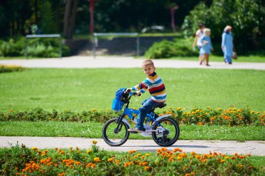 mutlu çocuk ilk Bisiklete binmek için öğrenme