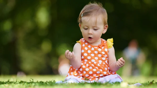 Bebê criança sentado na grama — Fotografia de Stock