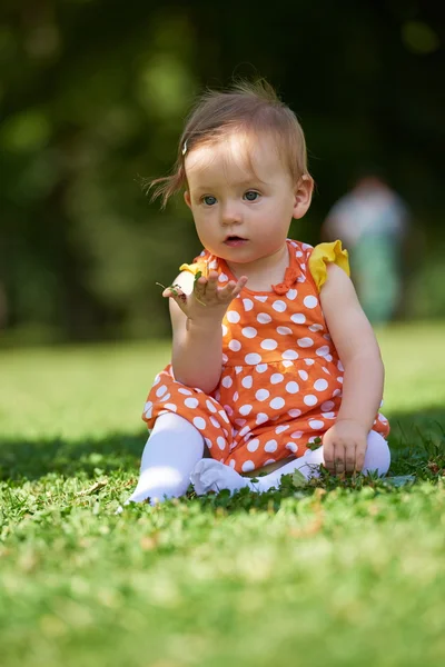 Çimenlerin üzerinde oturan bebek çocuk — Stok fotoğraf