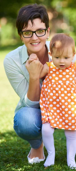 Mãe e bebê no parque — Fotografia de Stock