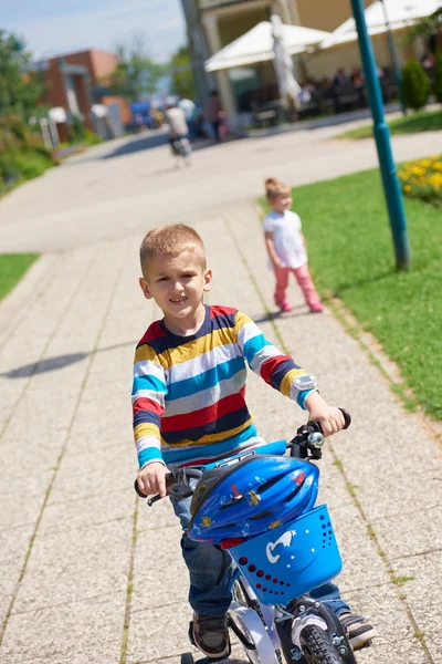 Boldog fiú megtanulni lovagolni első bike — Stock Fotó