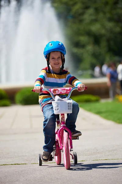 Heureux garçon apprendre à monter son premier vélo — Photo