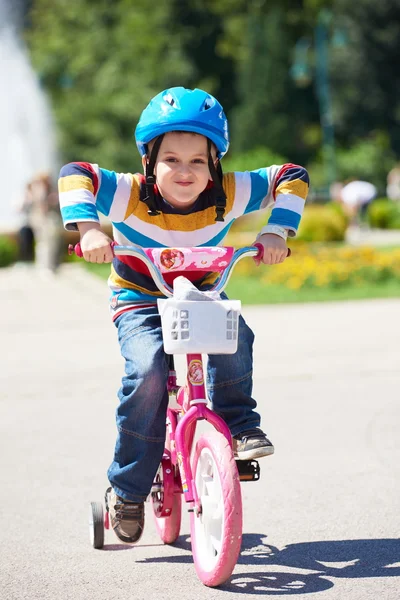 Lycklig pojke att lära sig att rida sin första cykel — Stockfoto