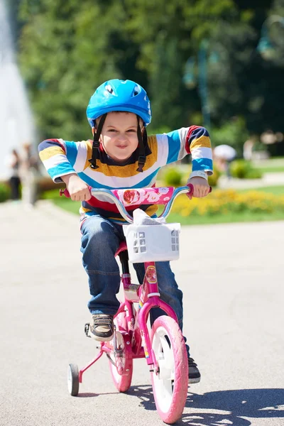 Niño feliz aprendiendo a montar su primera bicicleta —  Fotos de Stock