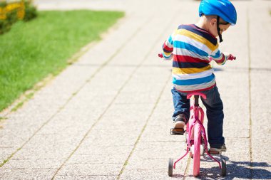 mutlu çocuk ilk Bisiklete binmek için öğrenme
