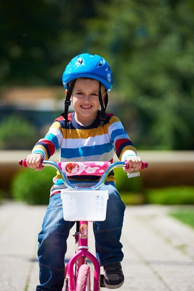 Niño feliz aprendiendo a montar su primera bicicleta — Foto de Stock