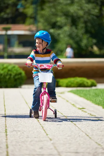Glücklicher Junge lernt, sein erstes Fahrrad zu fahren — Stockfoto