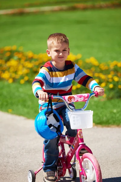 Boldog fiú megtanulni lovagolni első bike — Stock Fotó