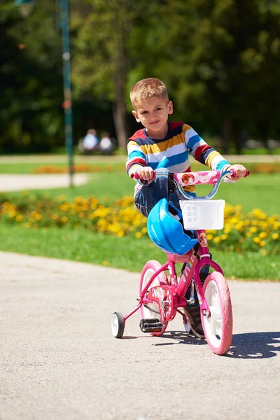 Niño feliz aprendiendo a montar su primera bicicleta —  Fotos de Stock