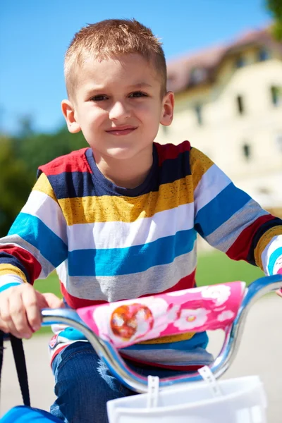 Menino feliz aprender a andar de bicicleta sua primeira — Fotografia de Stock