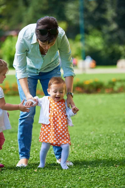 Mère et bébé dans le parc — Photo