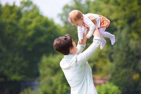 Mãe e bebê no parque — Fotografia de Stock