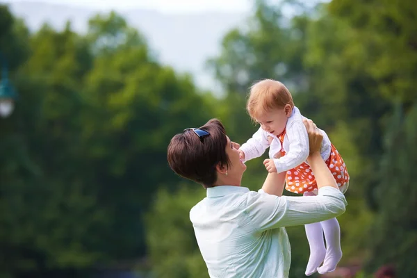 Mãe e bebê no parque — Fotografia de Stock