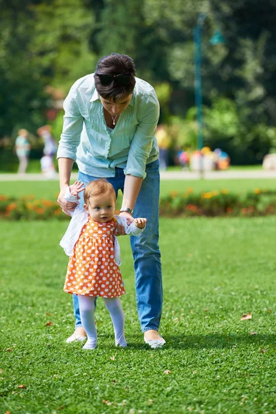 Mãe e bebê no parque — Fotografia de Stock