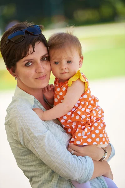 Mãe e bebê no parque — Fotografia de Stock