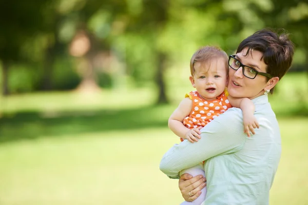 Madre y bebé en el parque — Foto de Stock