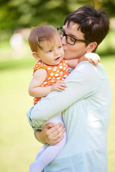 Madre e bambino nel parco — Foto Stock