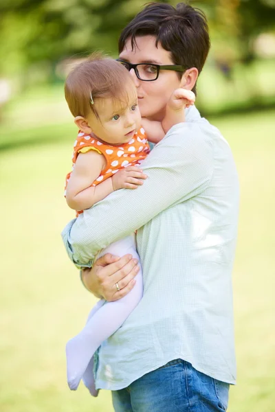 Mãe e bebê no parque — Fotografia de Stock