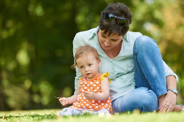 Moeder en baby in park — Stockfoto