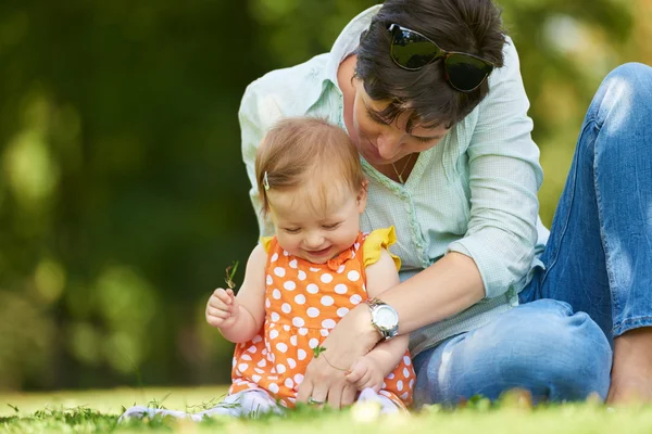 Mère et bébé dans le parc — Photo