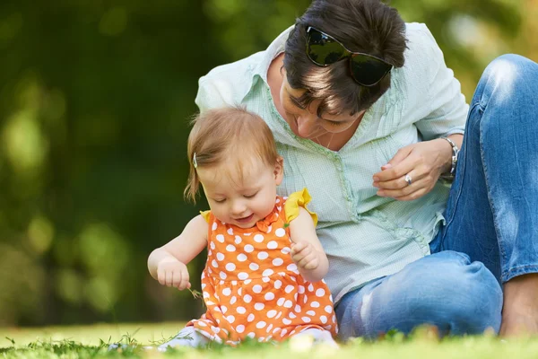 Mutter und Baby im Park — Stockfoto