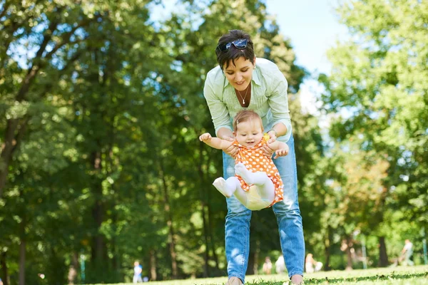 Madre y bebé en el parque —  Fotos de Stock